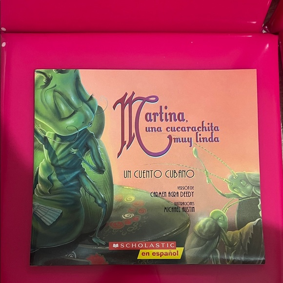 Scholastic Other - Scholastic Martina Una Cucarachita Muy Linda Book - New